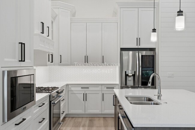 Building Photo - Stunning 3 BD, 2 BA Salem Home with Elegant Finishes!