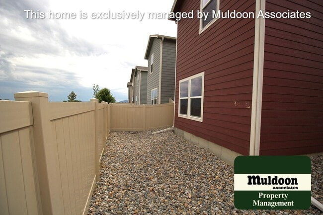 Building Photo - Beautiful end unit townhome