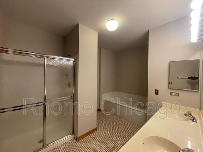 Building Photo - 519 W Parkside Dr