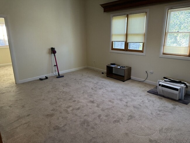 Building Photo - Carriage House