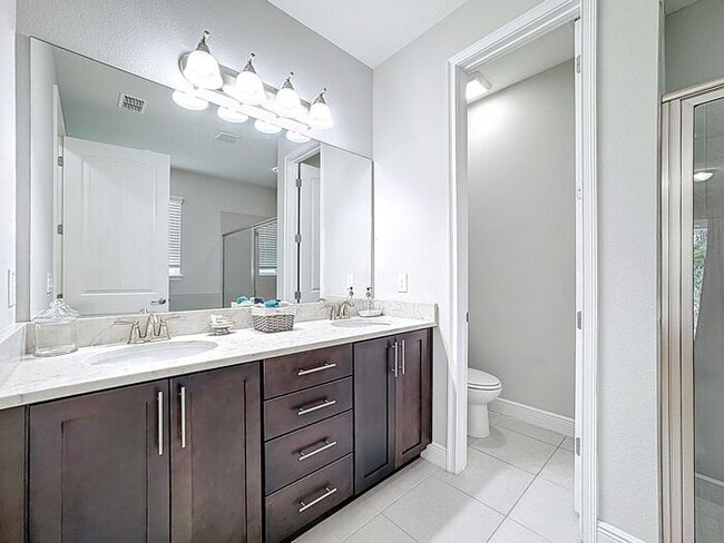 Building Photo - 8 Bedrooms 7 baths on a resort community