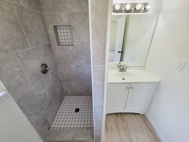 Building Photo - This beautifully remodeled 3-bedroom, 2-bathroom home in the heart of Lake Jackson, Texas, offers...