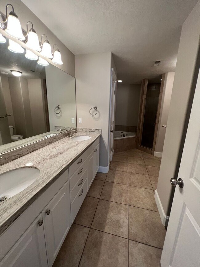 Building Photo - End-Unit Sleepy Ridge Townhome