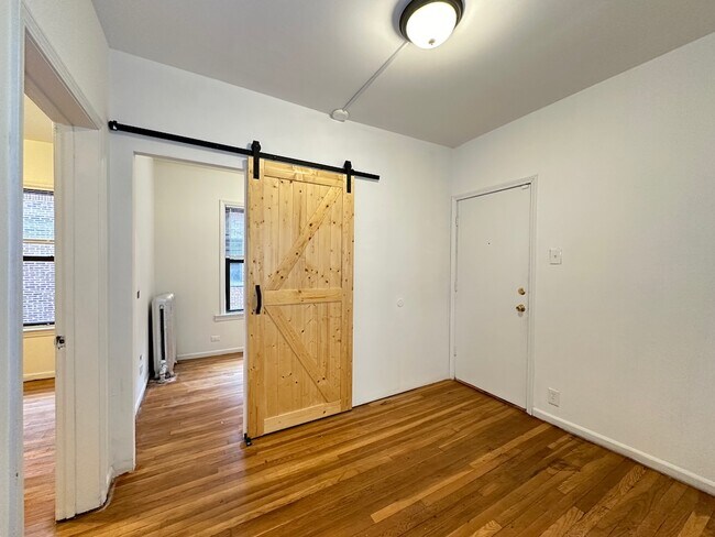 Building Photo - 933 W Sunnyside Ave