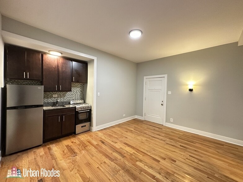 Building Photo - 4342 N Damen Ave