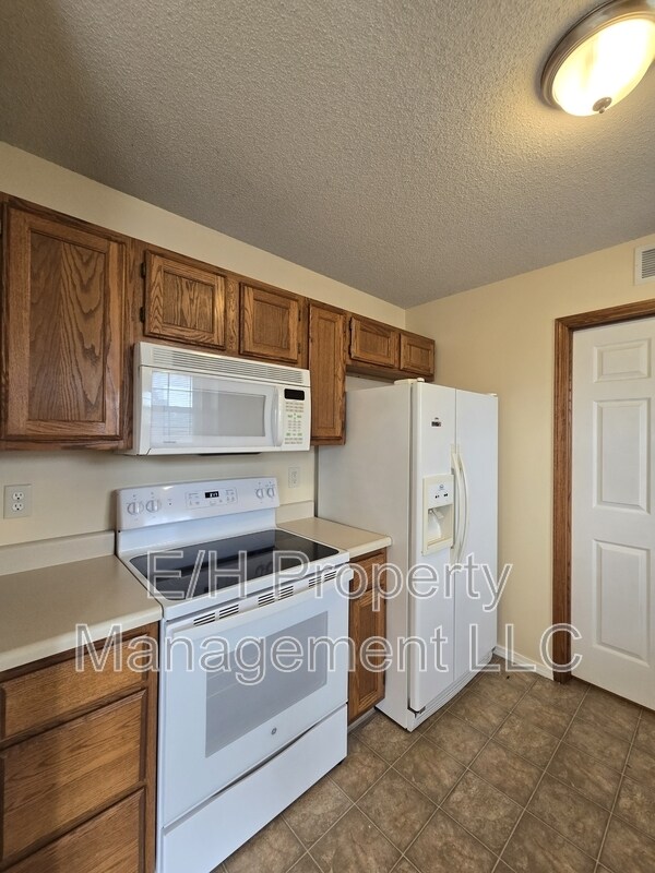 Building Photo - 4460 S Elizabeth Ave