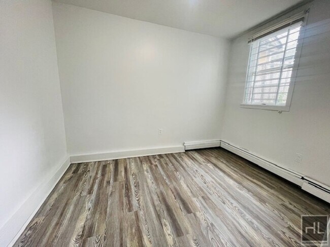 Building Photo - Cozy 1 Bedroom Home in Forest Hills