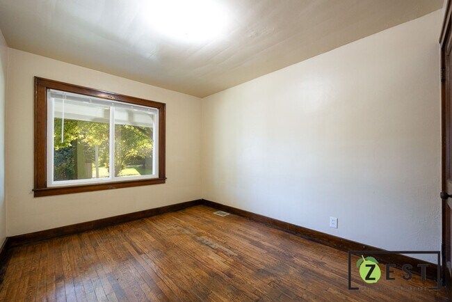 Building Photo - 12 Perrin St