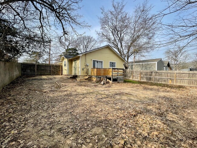 Building Photo - Cute 3 Bed Home in Bryan Available for Mov...