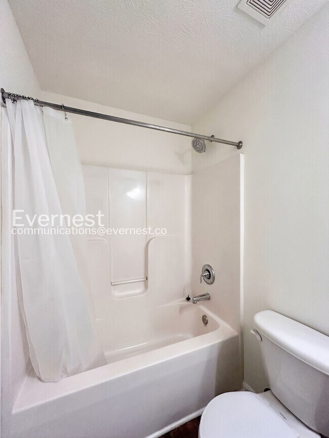 Building Photo - 3 Bed/2.5 Bath Townhome with Garage / Available Now!