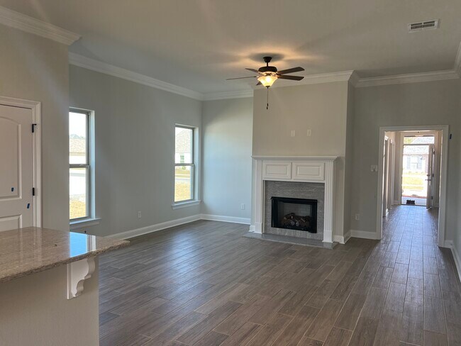 Building Photo - 1041 Lakehaven Dr