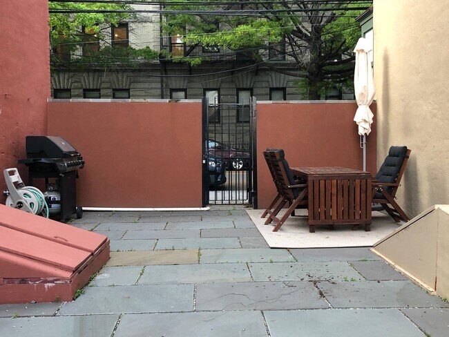 Building Photo - 271 York St