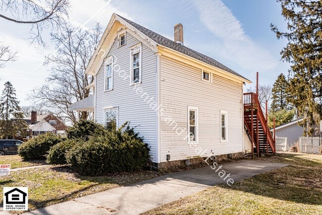 Building Photo - 603 N Van Buren St