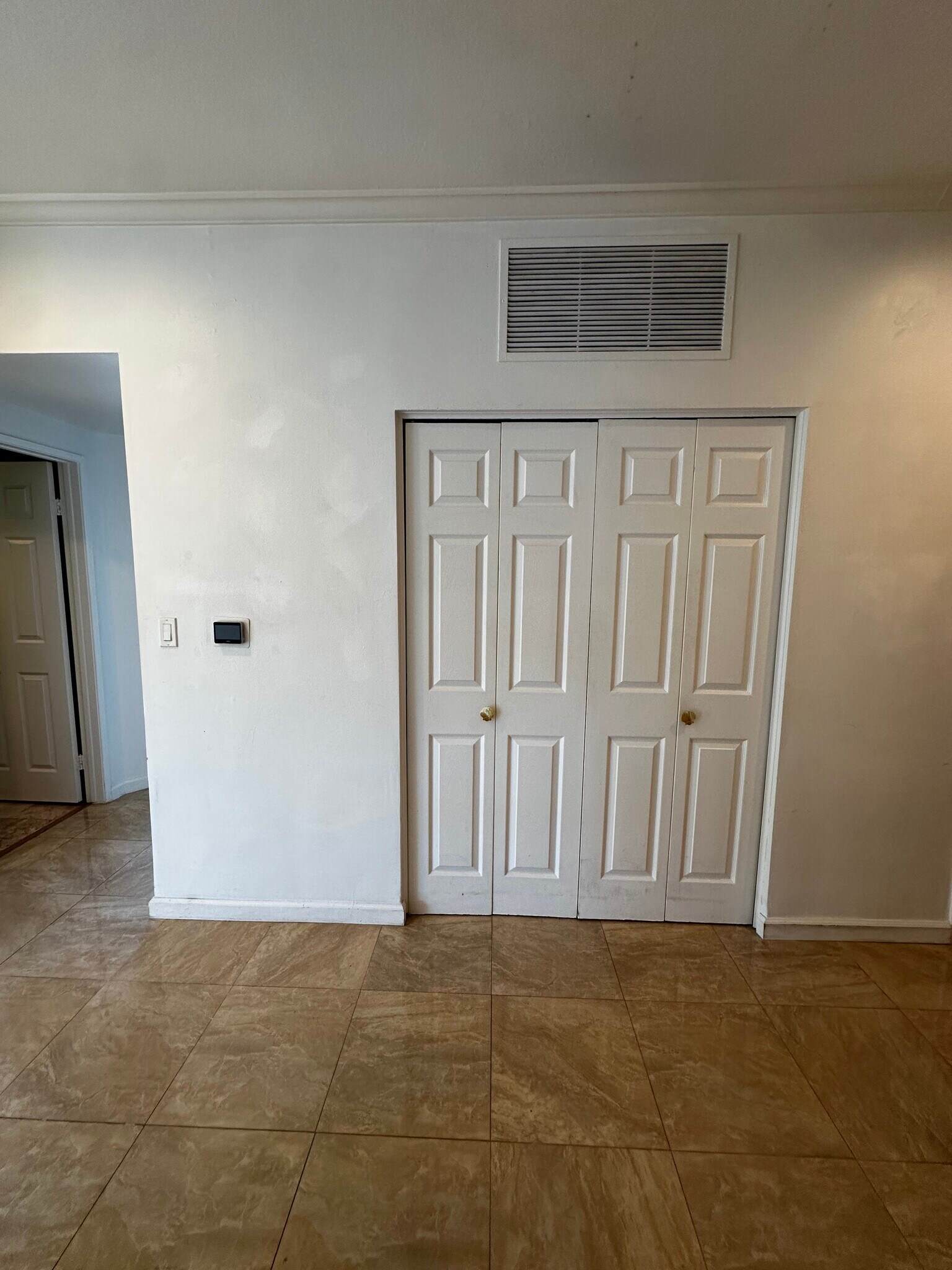Building Photo - 458 N Oakhurst Dr