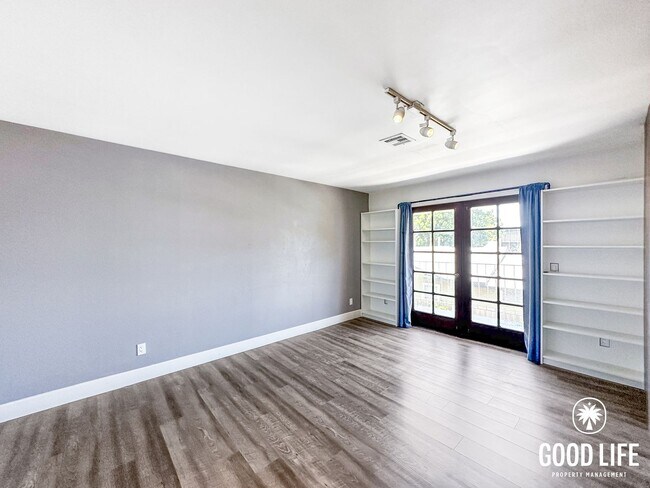 Building Photo - Renovated 3BD/2.5BA Condo in Chula Vista with Fireplace, W/D & Private Balcony
