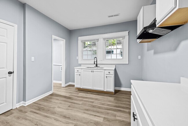 Building Photo - Newly Renovated 4 Bedroom 2 Bathroom Home