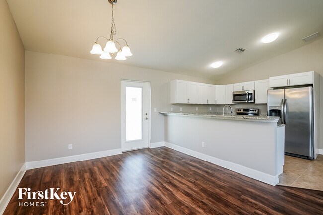 Building Photo - 712 NE Van Loon Ln