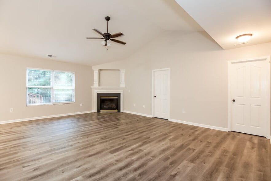 Building Photo - 6825 Chieftain Dr