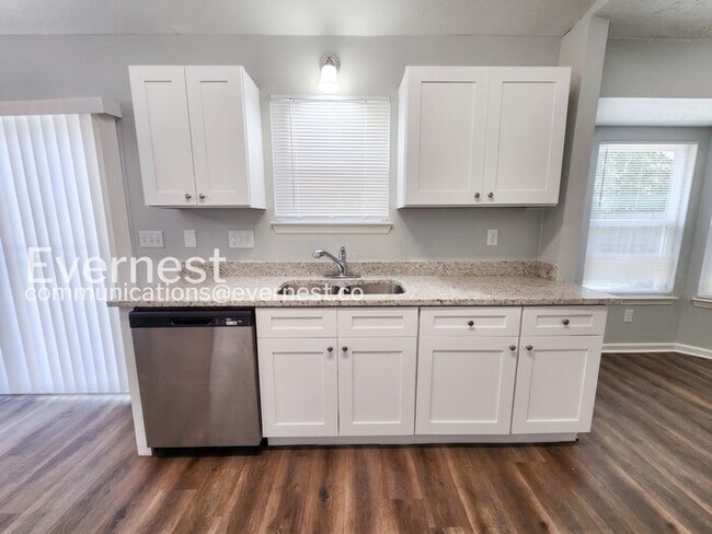 Building Photo - 3 Bed/2 Bath Home with Garage / Pet-Friendly / Coming Soon!
