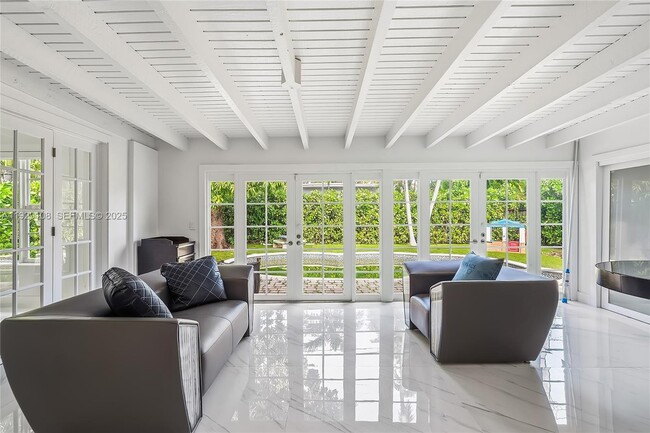 Building Photo - 345 Fairway Dr