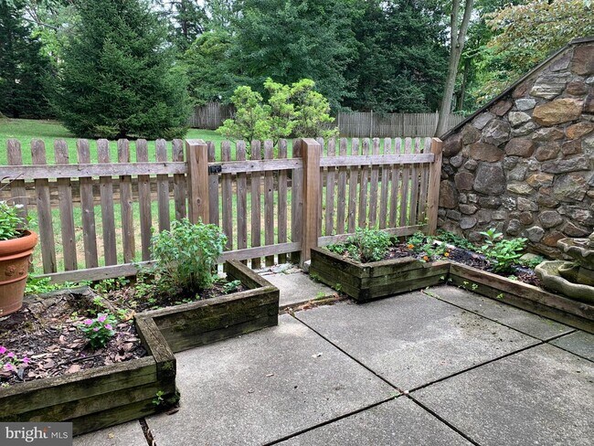 Building Photo - 63 Oak Knoll Dr