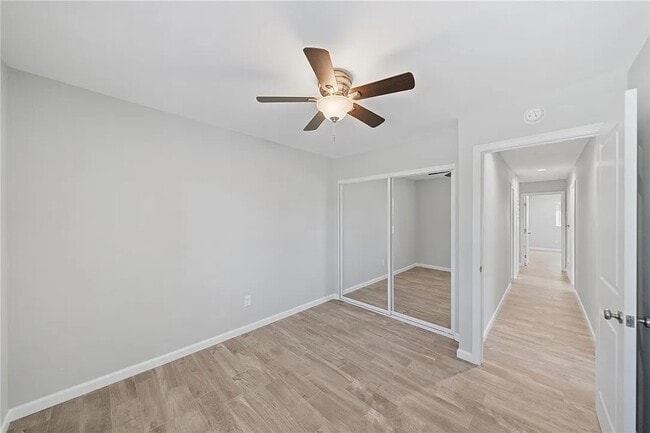 Building Photo - Riverside