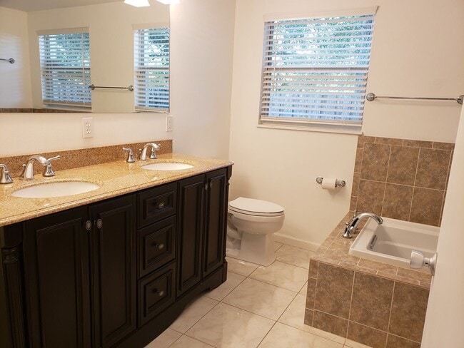Building Photo - Centrally Located Sarasota 2-bedroom Home ...