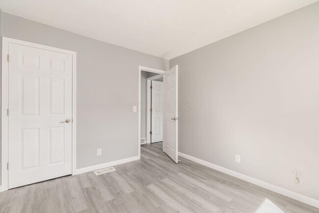 Building Photo - 1865 Willoway Cir N