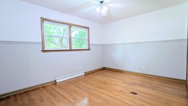 Building Photo - 330 S Oak St