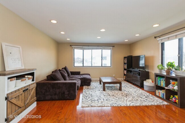 Building Photo - 1422 Tonset Ln