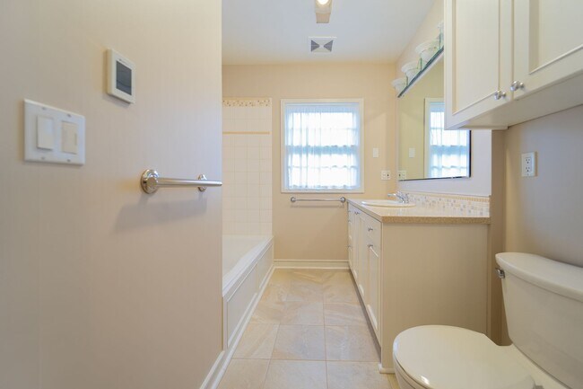 Building Photo - Charming and Well-Maintained Home in a Serene Neighborhood