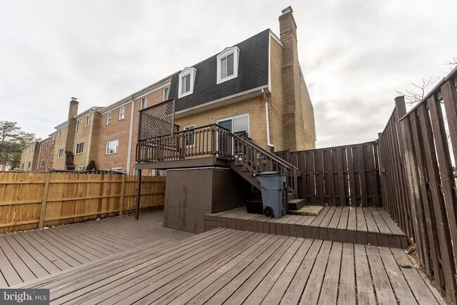 Building Photo - 7426 Rhondda Dr