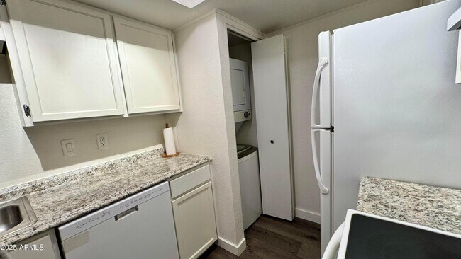 Building Photo - 4211 E Palm Ln