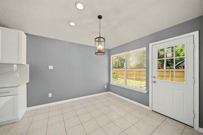 Building Photo - 10 S Willow Point Cir