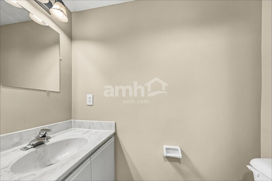 Building Photo - 220 Hartford Ct