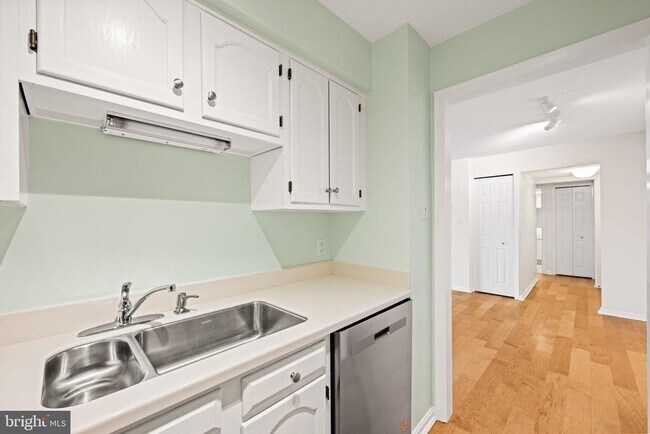 Building Photo - 1301 N Courthouse Rd