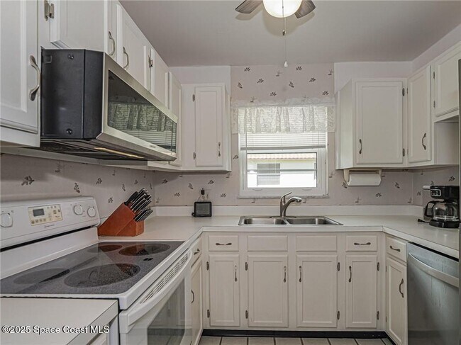 Building Photo - 1 Vista Palm Ln