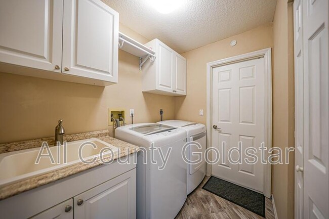 Building Photo - 8377 Parkside Dr