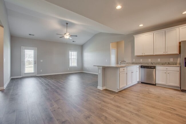 Building Photo - Free rent special!! (Qualified applicants ...