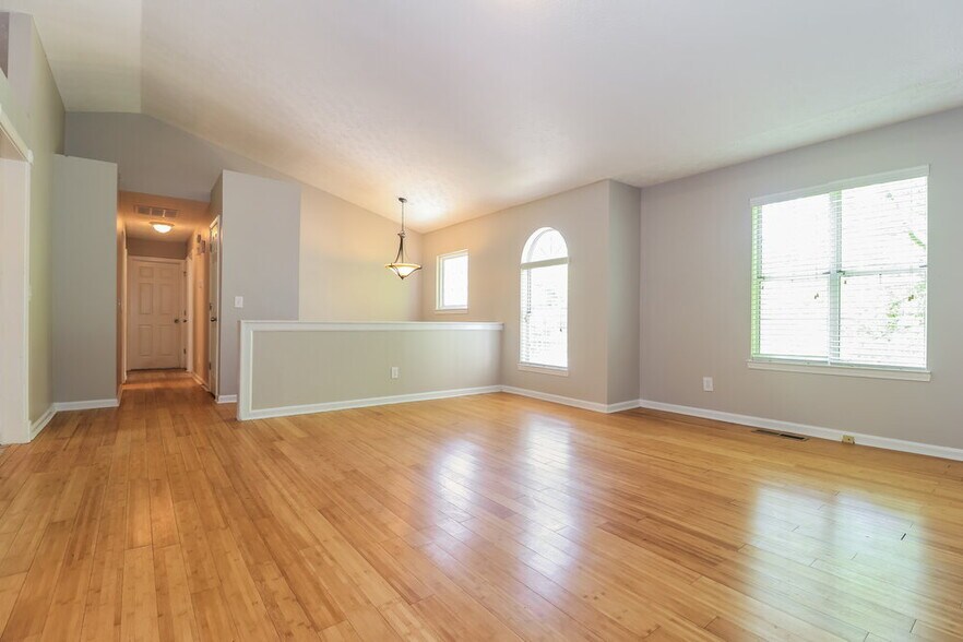 Building Photo - 523 White Pines Dr