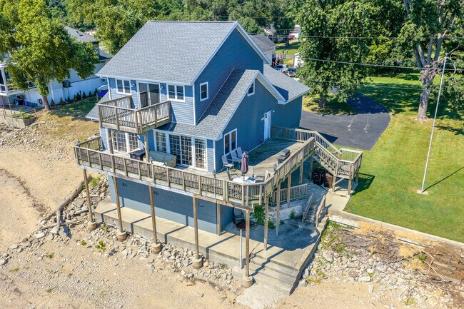 Building Photo - 15414 N River Beach Dr