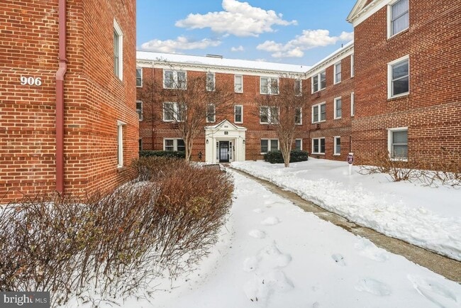 Building Photo - 906 S Washington St