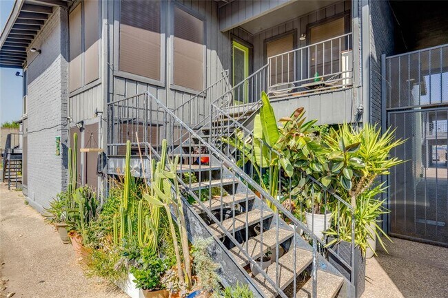Building Photo - 909 Reinli St
