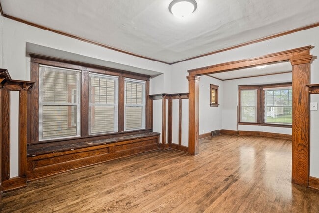 Building Photo - Oakland Upper Flat near campus