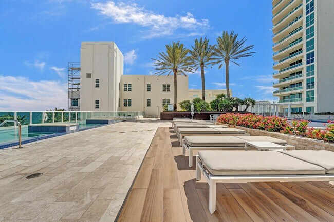 Building Photo - 101 S Fort Lauderdale Beach Blvd