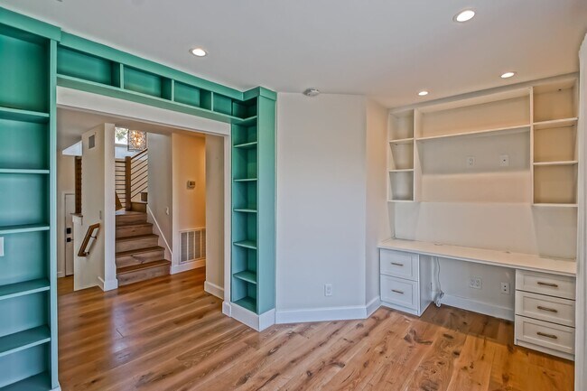 Building Photo - 14 Aries Ct