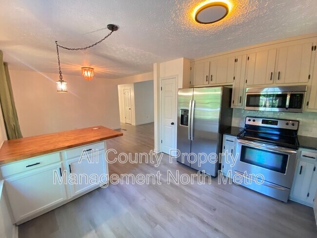 Building Photo - 410 Riverlake Ct