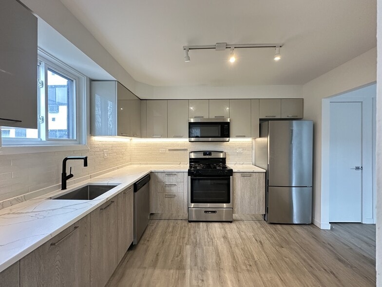 Building Photo - 7621 N Sheridan Rd