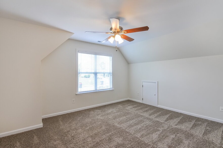 Building Photo - 180 Willowbrook Cir