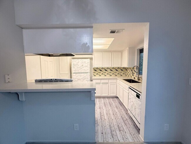 Building Photo - Updated 2 Bedroom, 2 Bath Condo in Gated Summershore Community – San Jose!